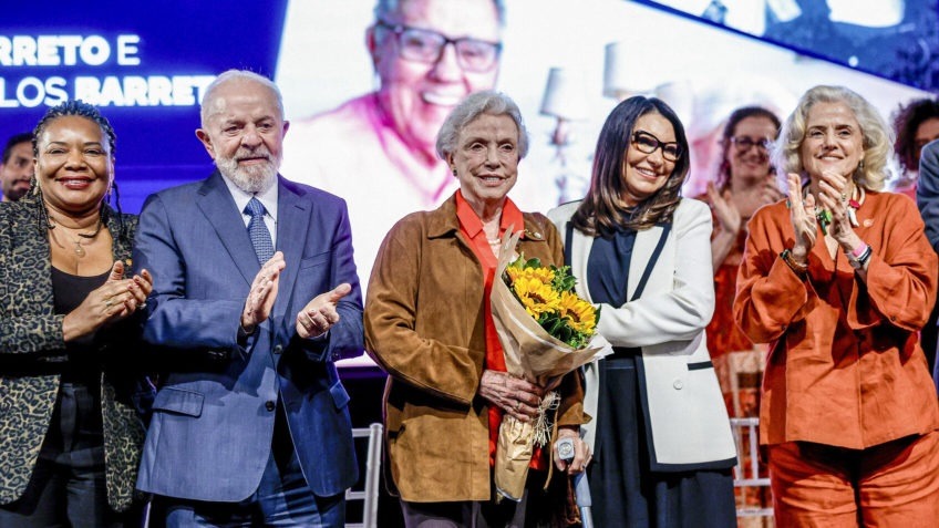 Lula diz que cinema e novelas não são para ensinar “putaria”