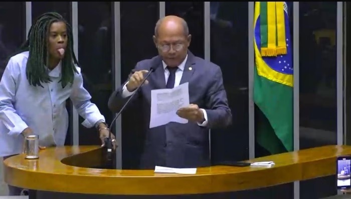 Petista mostra a língua durante discurso de bolsonarista na Câmara