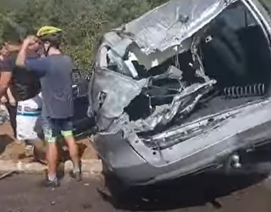 VÍDEO: Mulher fica presa em ferragens de carro após bater em poste que caiu na Rota do Sol