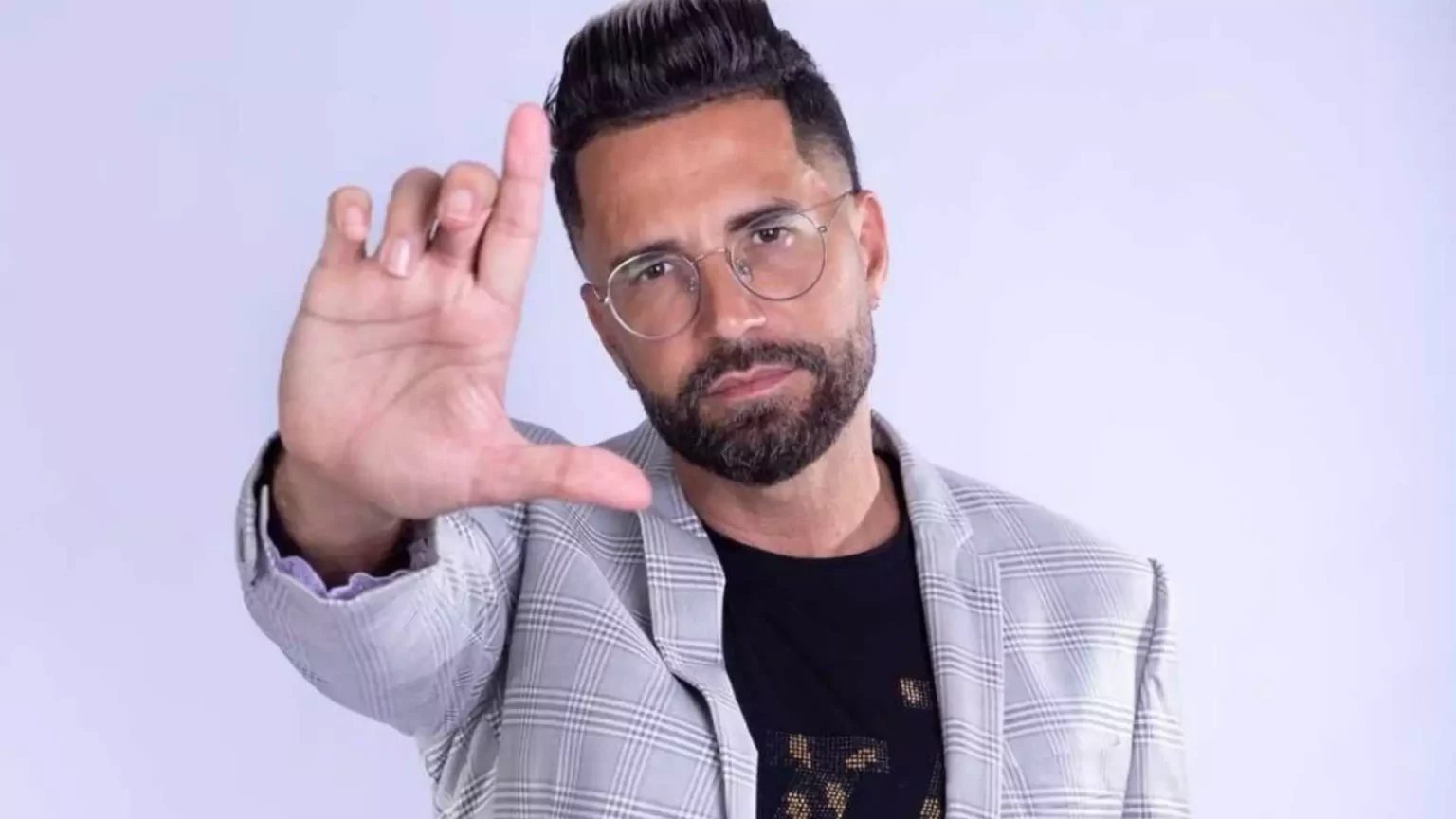 Latino cancela show no São João de Caruaru e cita “questões políticas”