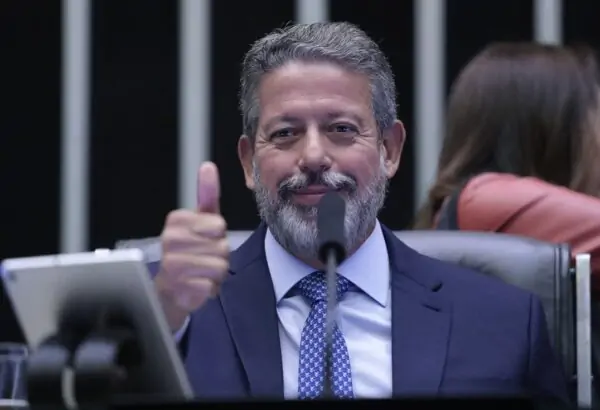 Lira dispensa deputados de registrarem presença na semana de São João