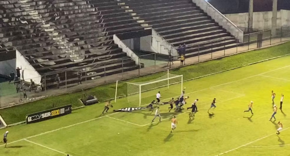 CONFUSÃO: Torcedores de ABC e Remo entram em confronto durante jogo da Série C