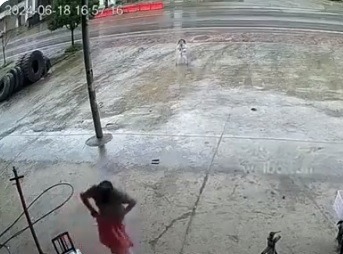 Mulher se distrai e carrinho com bebê atravessa rua sozinho
