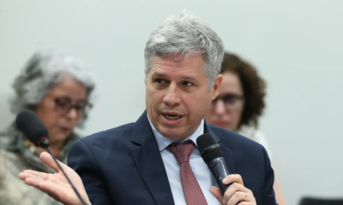 Ministro confirma exoneração de diretor da Conab, após leilão anulado