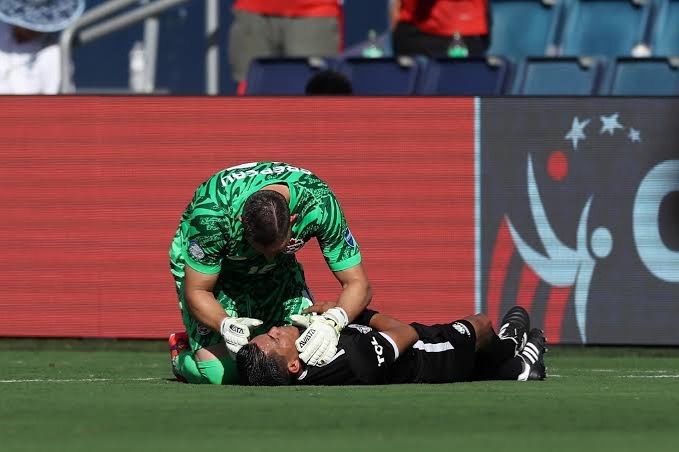 Bandeirinha passa mal e desmaia no campo durante jogo da Copa América