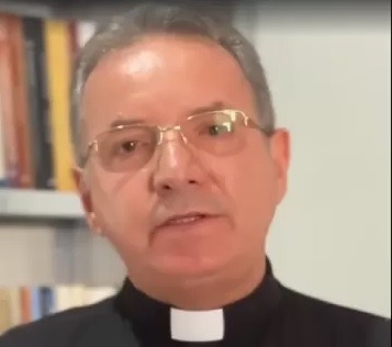 Padre é afastado após ser chantageado por fiel com quem se relacionava