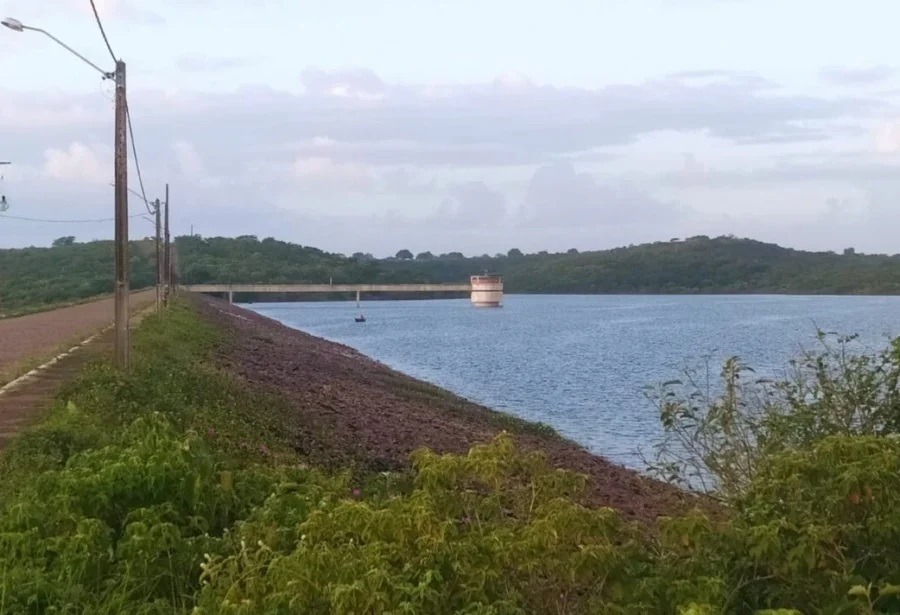 Quarta maior barragem do RN, em Poço Branco, volta a sangrar após 15 anos