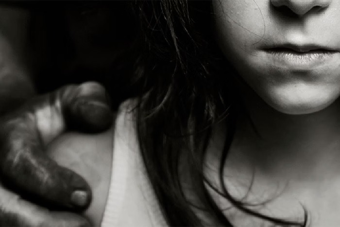 Homem é preso após passar a mão no corpo de menina de 13 anos