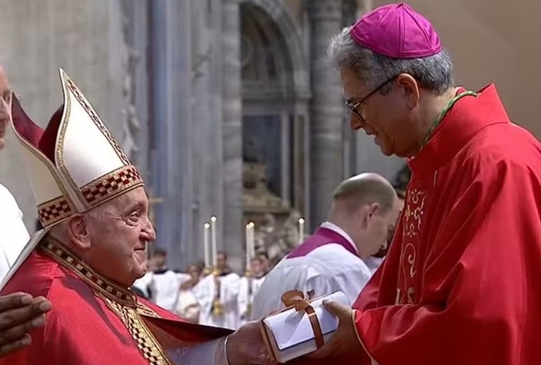 [VÍDEO] Arcebispo de Natal recebe pálio arquiepiscopal das mãos do Papa Francisco; entenda significado