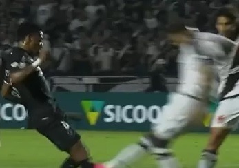 Tchê Tchê leva seis pontos na perna, e Botafogo se revolta com arbitragem