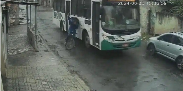 VÍDEO: Entregador escapa por pouco de ser atingido após ônibus atropelar bicicleta