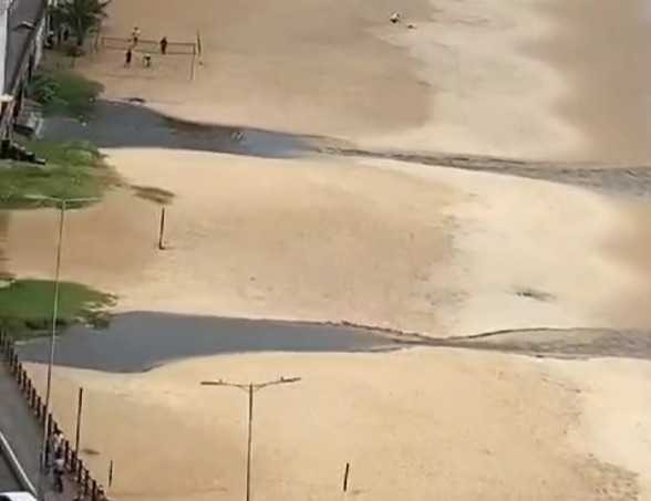 VÍDEO: Prefeitura flagra condomínio de luxo de Areia Preta despejando esgoto na praia