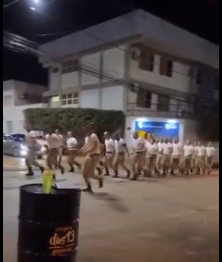 [VÍDEO] PMs fazem marcha polêmica em MG:  “Cabra safado, petista, maconheiro”; ASSISTA