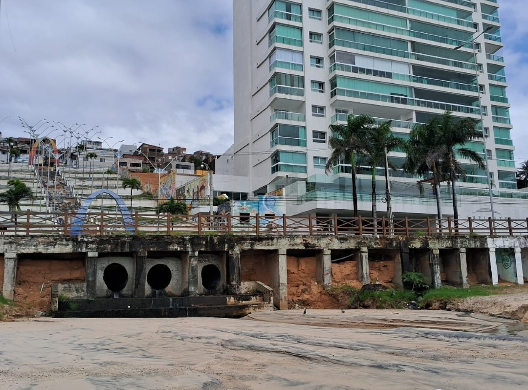Empreendimentos são multados por lançar esgoto na praia de Areia Preta