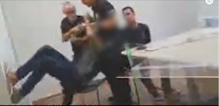 VÍDEO: Preso quebra mesa durante audiência de custódia; assista