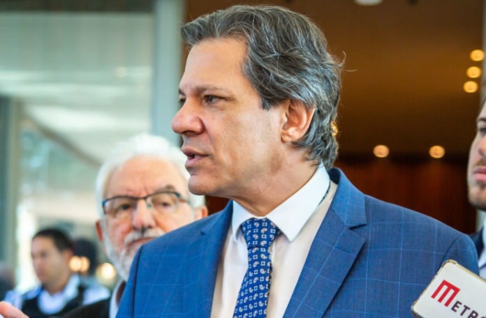 Deputados querem que Haddad explique 30 kg de cocaína em carro oficial da Receita Federal