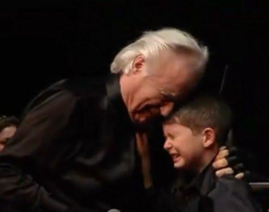Maestro chora ao ver menino potiguar de 6 anos com autismo reger orquestra dele: ‘Vai fazer história no Brasil’