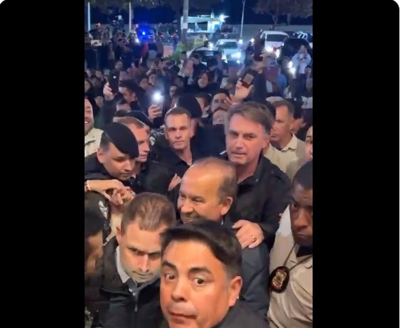 VÍDEO: Bolsonaro é recebido por multidão em SC; ASSISTA