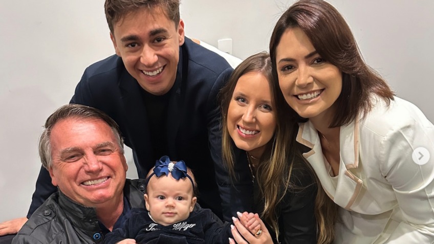 Bolsonaro posa com bebê de Nikolas Ferreira e Carlos reclama: "Com a minha não"