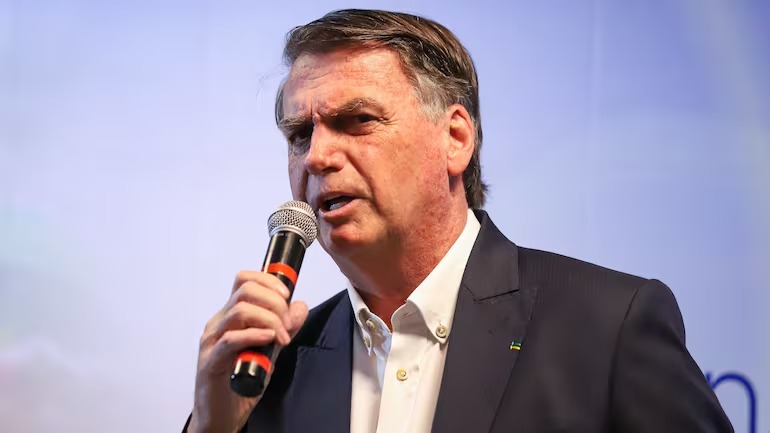 ‘Tenho 300 e poucos processos e a gente não vai recuar’, diz Bolsonaro