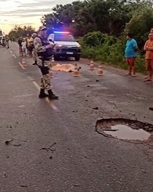 VÍDEO: Motociclista cai em buraco, perde o controle da moto e morre em rodovia no RN; ASSISTA