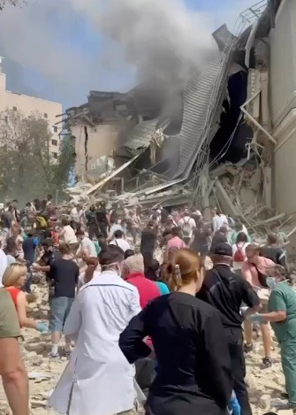 VÍDEO: Bombardeio russo atinge maior hospital infantil da Ucrânia e deixa 31 mortos