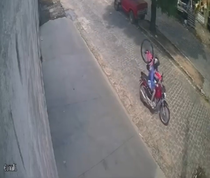 VÍDEO: Sozinho em moto, criminoso aborda jovem e rouba bicicleta na Grande Natal