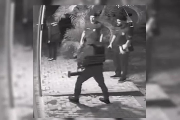 VÍDEO: Policiais erram endereço, arrombam e invadem casa de idosa
