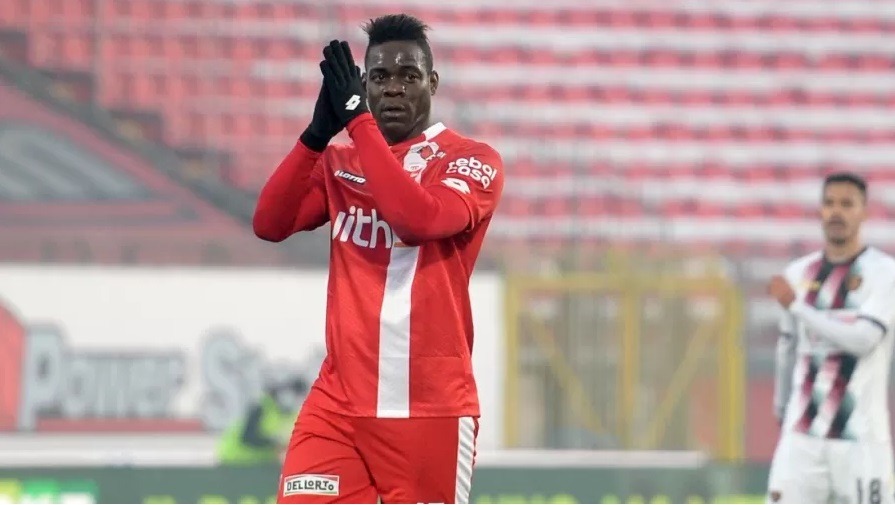 Corinthians faz reuniões e estuda avançar com oferta por Balotelli