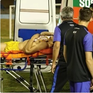 VÍDEO: Goleiro é baleado na perna por policial após jogo em Goiás; ASSISTA