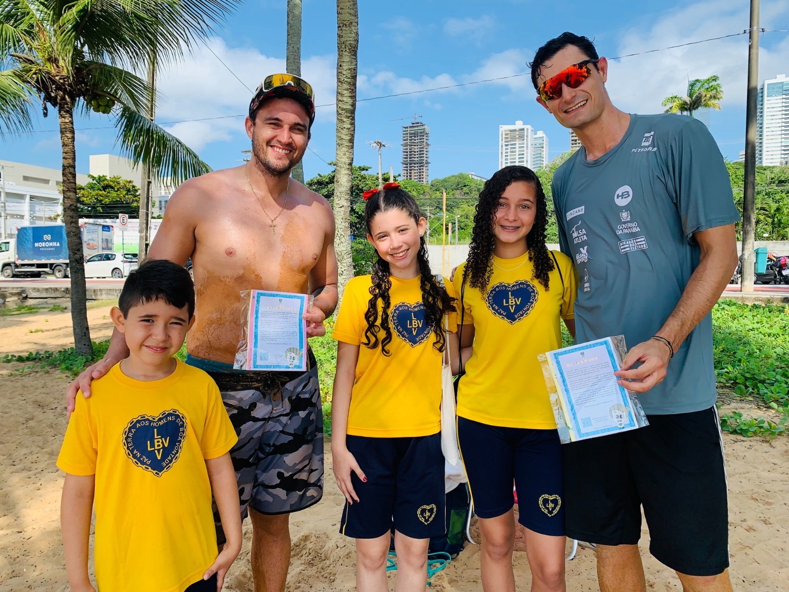 Dupla de vôlei de praia, André Stein e George Wanderley, recebem carinho das crianças da LBV rumo as Olimpíadas de...