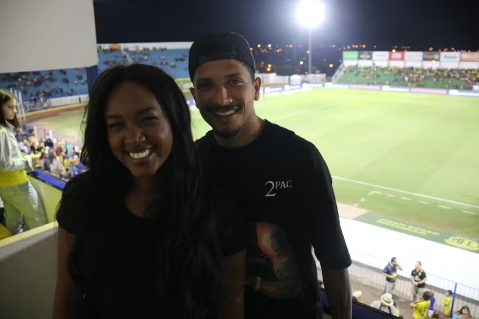 Hit de Iza toca em intervalo de jogo do time de Yuri Lima na Série B; assista