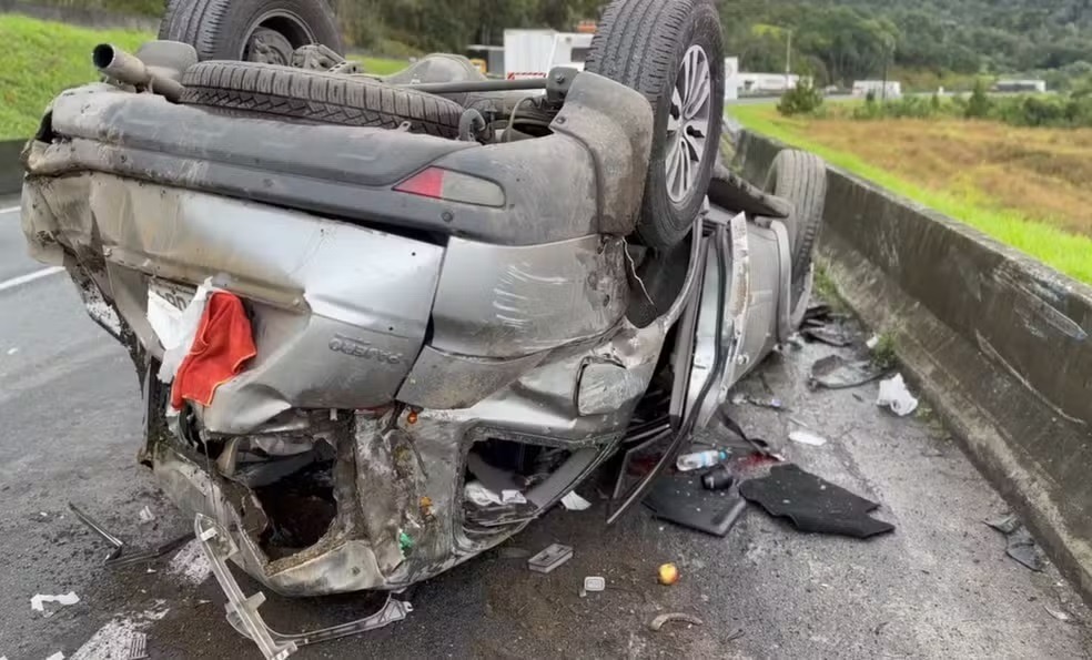 Ex-técnico da Seleção Brasileira e esposa ficam feridos após carro capotar em rodovia