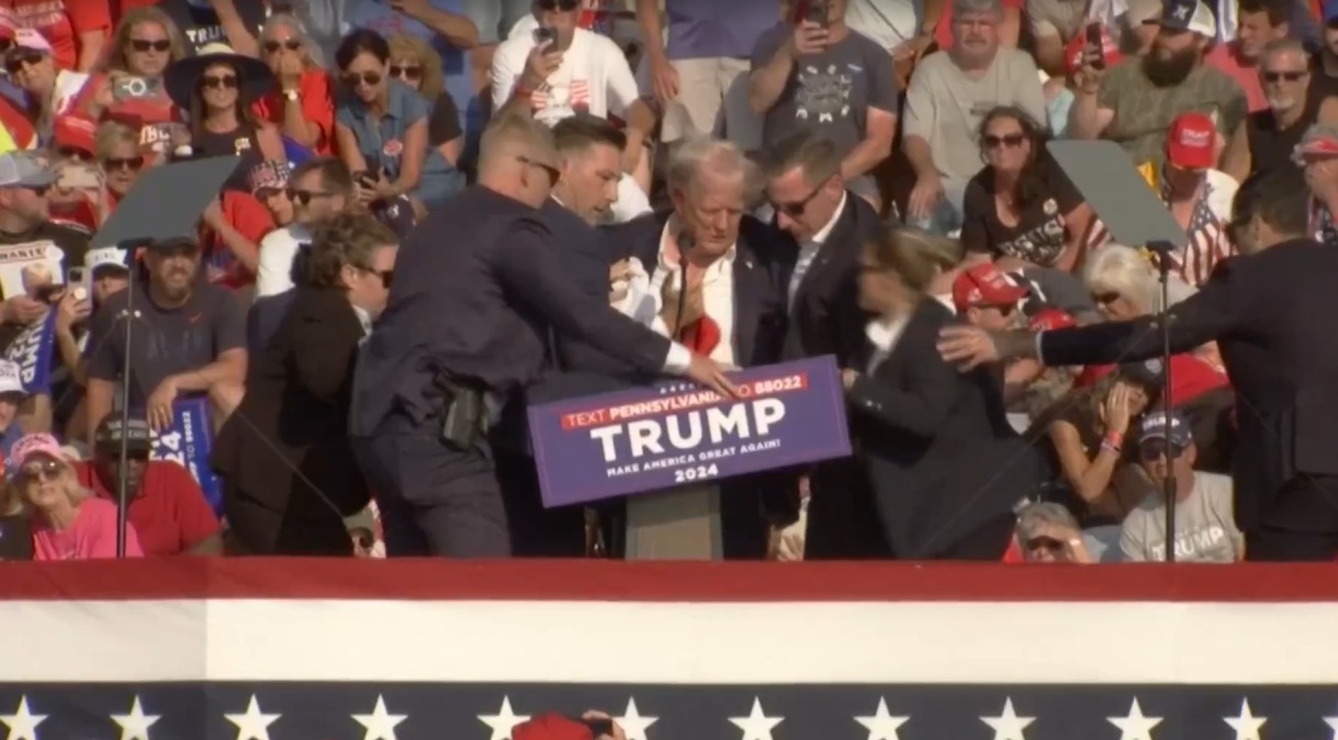 VÍDEO: Trump é retirado às pressas com sangue no rosto após tiros em comício nos EUA; ASSISTA ao momento