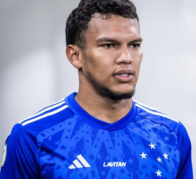 Atacante do Cruzeiro se envolve em acidente de carro 