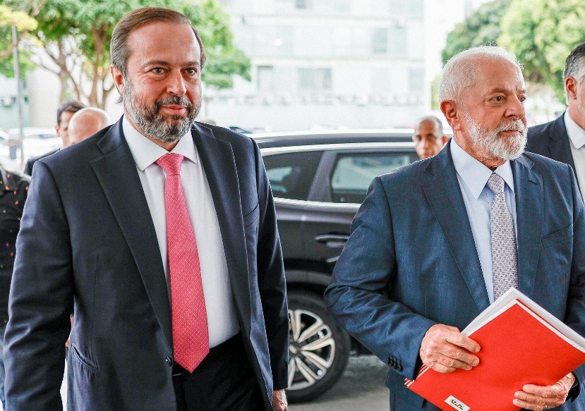 Ministro de Minas e Energia na mira do Senado após socorro aos Batista