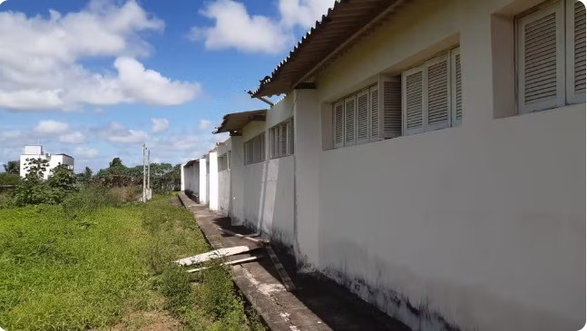 Ventania arrasta parte de telhado de escola na Grande Natal