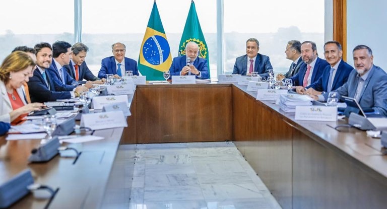 Ministros superam a marca de 200 viagens ao exterior e irritam Lula