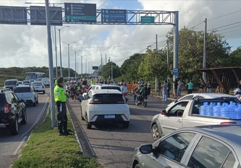 Manifestantes fecham via de acesso a ponte Newton Navarro