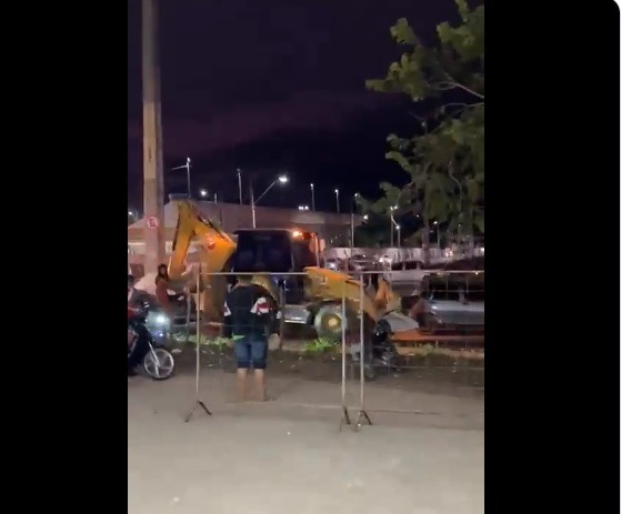VÍDEO: Homem sai de balada, entra em escavadeira e destrói carros no Ceará