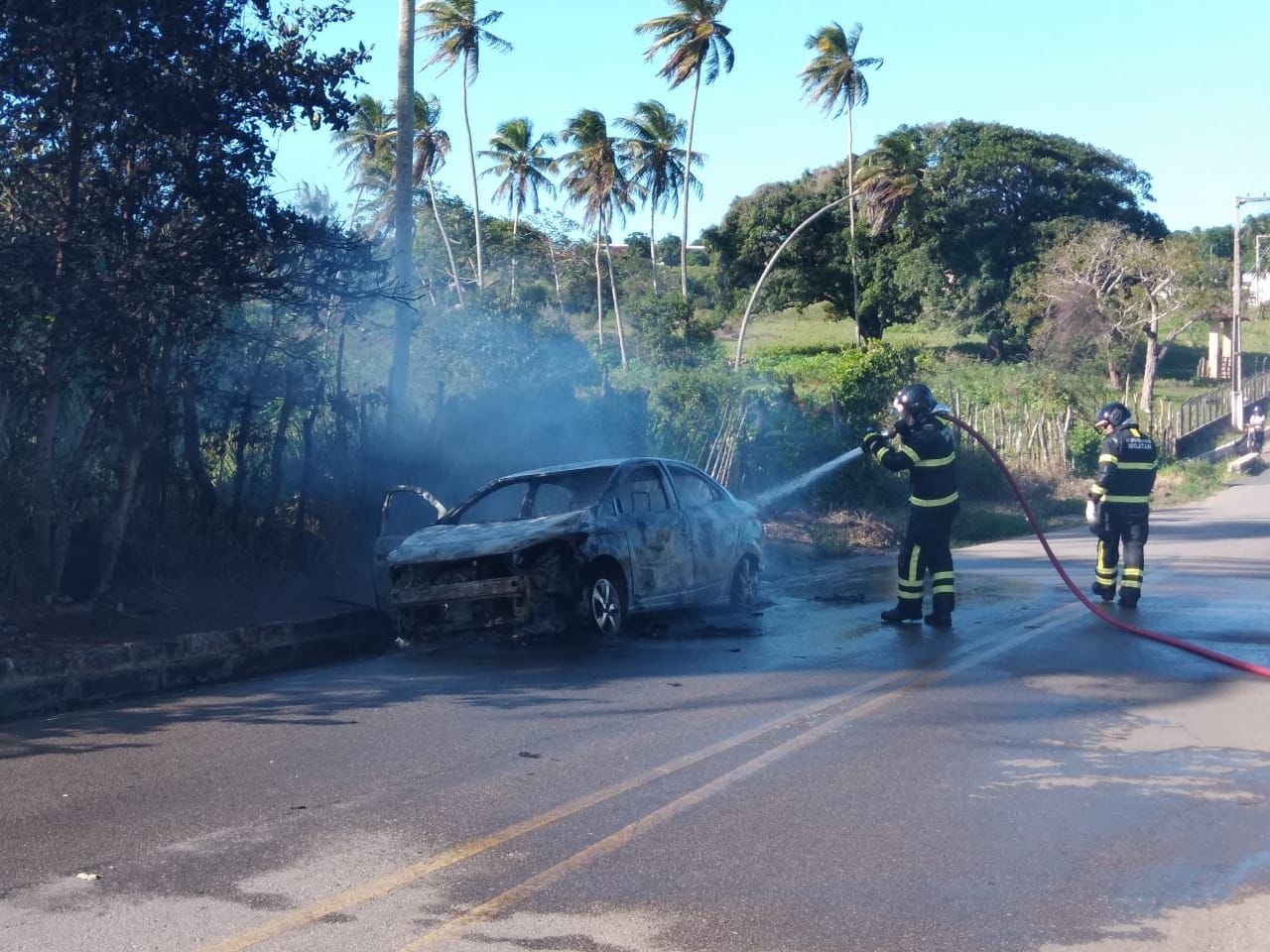 Veículo pega fogo em rodovia que dá acesso à praia de Pipa