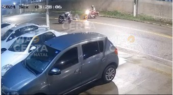 VÍDEO: Ladrões roubam motocicleta de trabalhador em frente a delegacia na Grande Natal