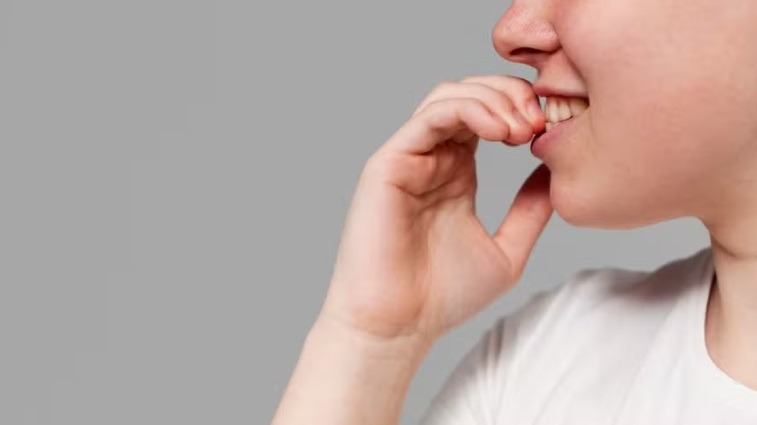 Rói as unhas? Descubra 6 riscos à saúde que esse hábito pode acarretar