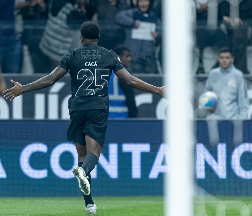 Zagueiro do Corinthians xinga jornalistas ao deixar estádio; assista