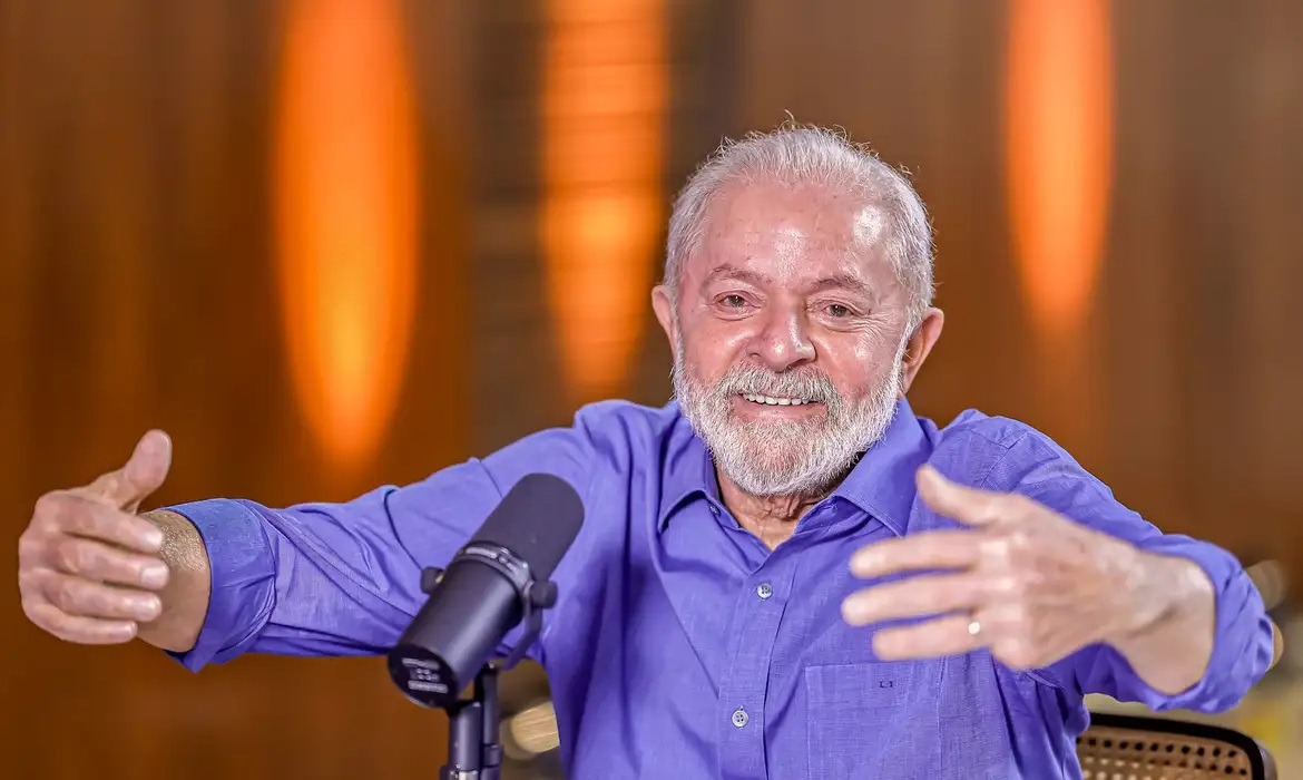 VÍDEO: Lula toma alerta de Janja e lê discurso, mas comete gafe em ato inclusivo