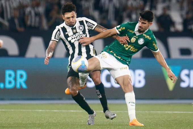 Botafogo vence, frustra estreias no Palmeiras e se isola na liderança; veja lances