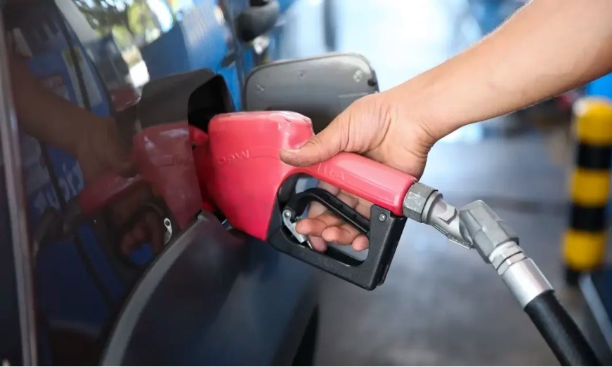 Gasolina se aproxima dos R$ 6 e bate recorde no governo Lula