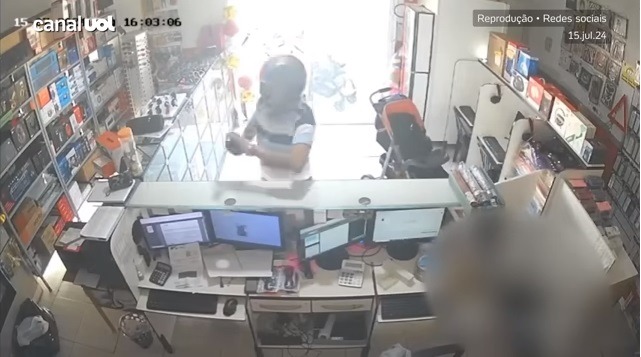 VÍDEO: Homem invade trabalho e atira contra ex após ter número bloqueado