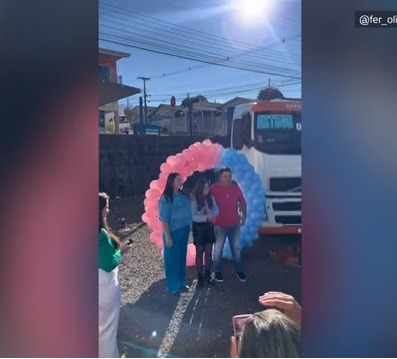 Padrinho erra sexo de bebê em chá revelação: 'Achou que fosse menina'