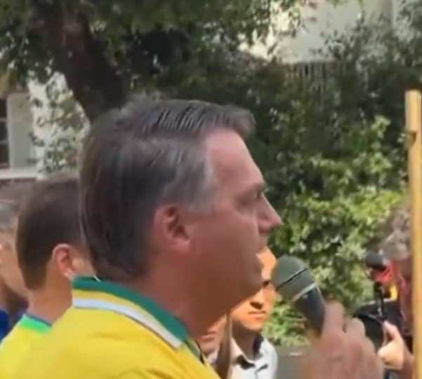 VÍDEO: Bolsonaro sobre Lula, em ato no Rio: “Não passo faixa para ladrão”